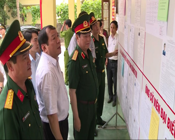 Đại tướng Ngô Xuân Lịch kiểm tra công tác chuẩn bị bầu cử tại điểm bầu cử khu phố 3, phường 5, TP Đông Hà (Quảng Trị). Ảnh: H.T