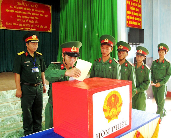 Cử tri Trung đoàn 95 bỏ phiếu bầu cử