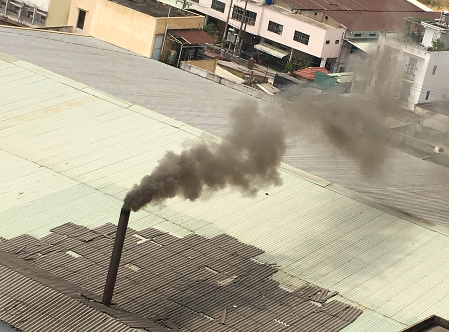 Ống xả khói đen của Cty may Phương Đông.