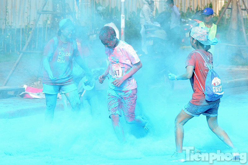 Đường chạy sắc màu 2016 được giới trẻ hưởng ứng nhiệt tình, có sự kết hợp độc đáo giữa môn thể thao chạy bộ với những hoạt động thú vị trên đường chạy.