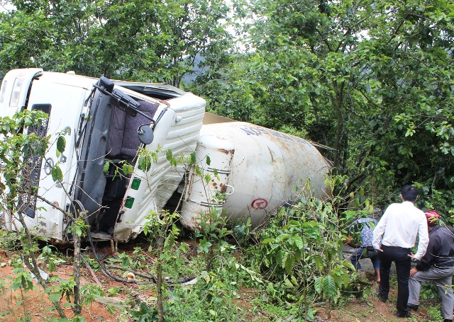 Xe bồn bị lật.