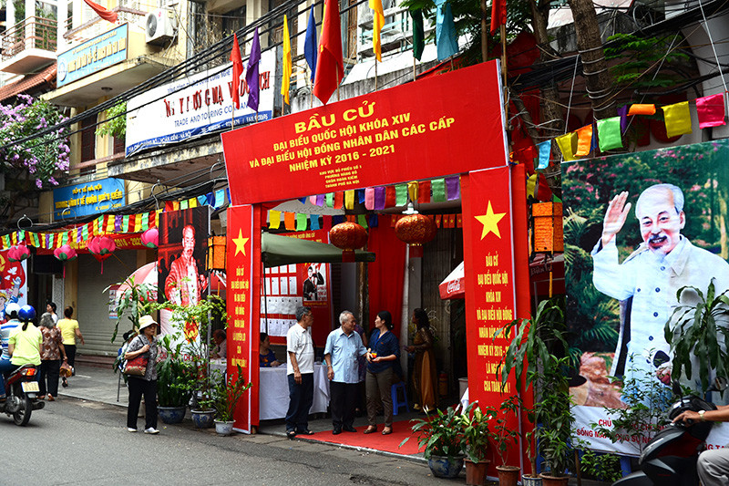 Tại các điểm bầu cử được trang trí từ trước đó.