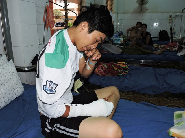 Thiếu uý Dũng đang được chữa trị tại bệnh viện