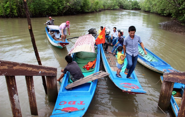 Cử tri vùng rừng đước Năm Căn đến bầu cử bằng đường thủy.