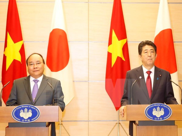 Thủ tướng Nguyễn Xuân Phúc và Thủ tướng Nhật Bản Shinzo Abe họp báo chung. (Ảnh: Thống Nhất/TTXVN)