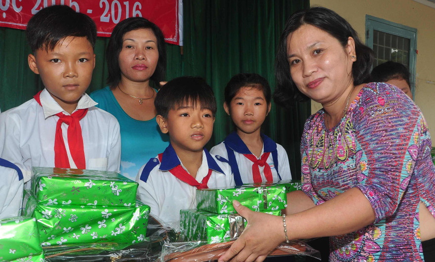 Đại diện Phòng GD&ĐT huyện Châu Thành trao quà cho học sinh.