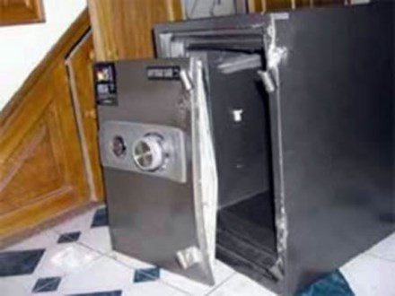 Két sắt chứa tài sản hiện nay không “làm khó” với các đối tượng trộm. Ảnh minh họa