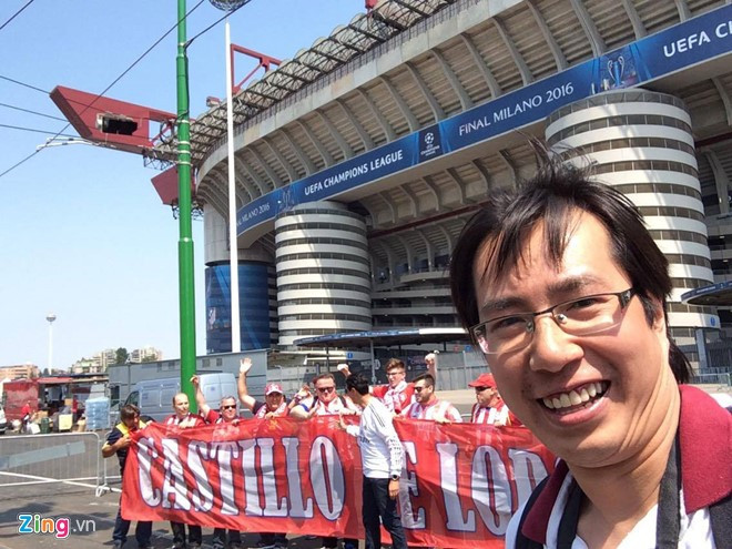 Bình luận viên Anh Ngọc từ sân San Siro ở Milan (Italy).