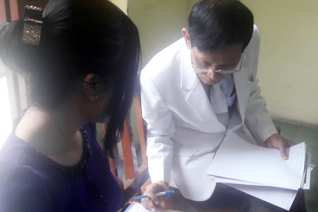 Đại gia Lê Ân và cô vợ trẻ tại phiên tòa. Ảnh: Tân Châu.