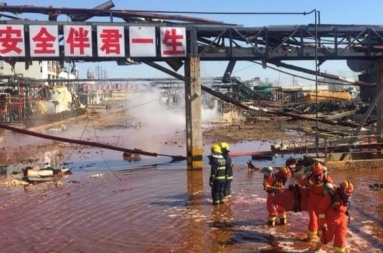 Hiện trường tan hoang của nhà máy hoá chất sau khi xảy ra vụ nổ. (Ảnh: SCMP)