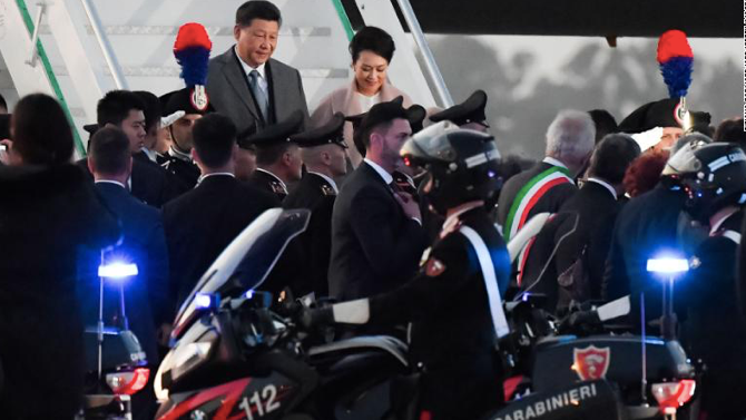 Chủ tịch Trung Quốc Tập Cận Bình và Phu Nhân khi đến Rome hôm 21/3. (Ảnh: CNN)