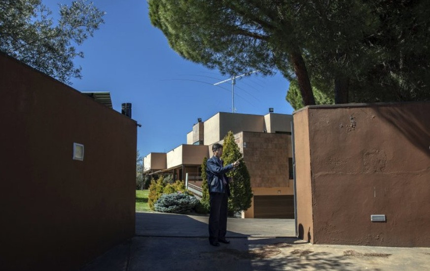 Trước cổng ĐSQ Triều Tiên ở Tây Ban Nha. (Ảnh: AP)