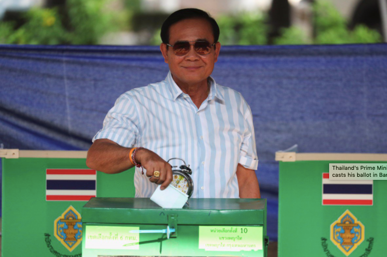 Thủ tướng Prayuth Chan-ocha đi bỏ phiếu. (Ảnh: Reuters)