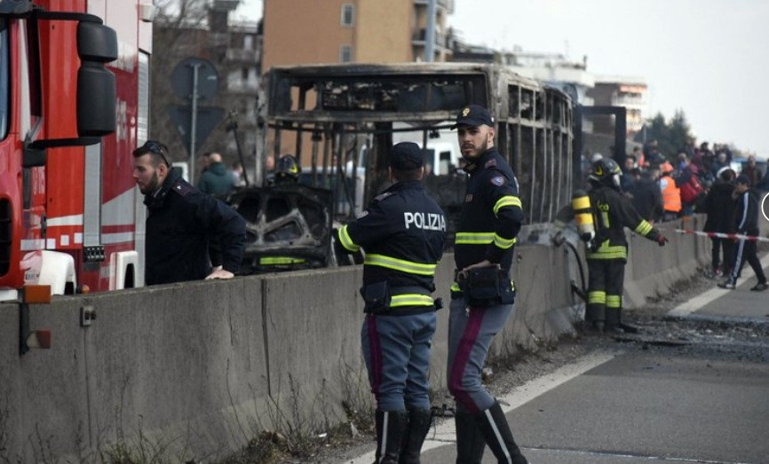 Chiếc xe buýt sau khi bị thiêu rụi. (Ảnh: AP)