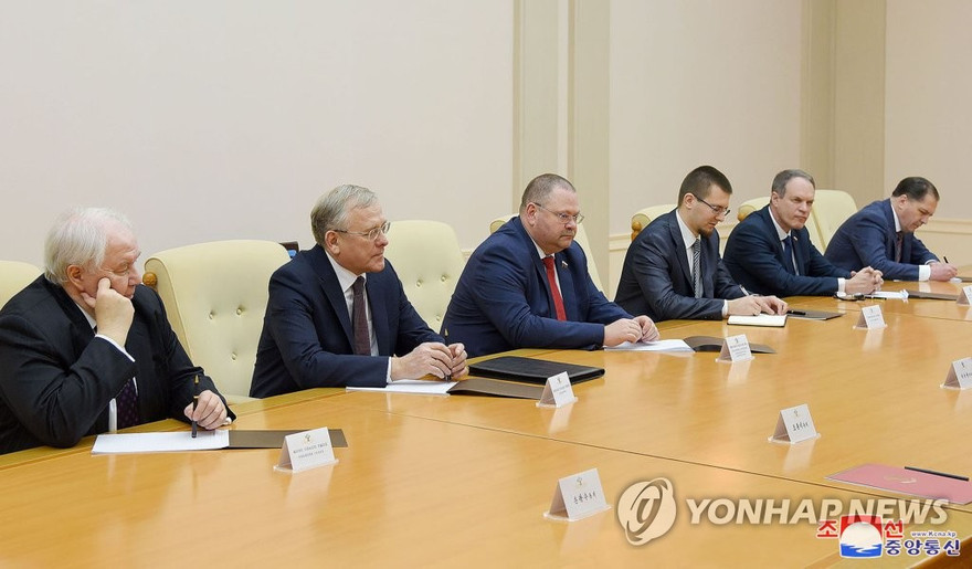 Một đoàn quan chức Quốc hội Nga trong chuyến thăm Bình Nhưỡng hôm 20/3. (Ảnh: Yonhap)