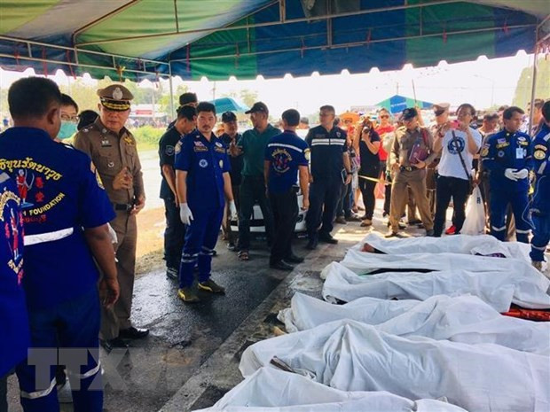 Thi thể các nạn nhân vụ tai nạn. Ảnh: TTXVN
