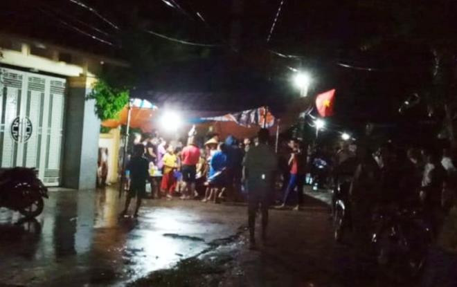 Rất đông người dân tập trung trước nhà ông Trần Đình Đức trong nhiều ngày qua. Ảnh: VTC News