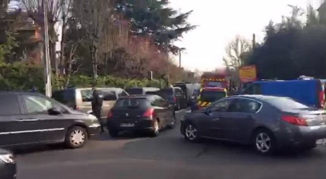 Cảnh sát Pháp kiểm soát phương tiện ra vào khu vực hiện trường. (Nguồn: Twitter)