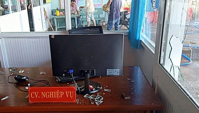 Văn phòng công chứng Trần Ngọc Du liên tục bị ném đá vỡ kính. Ảnh: Tuấn Kiệt/ZIng