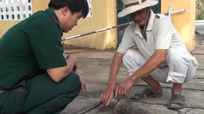Vật nghi là đầu đạn tên lửa được bảo quản an toàn tại đồn Biên phòng Cửa Đại. Ảnh: Đỗ Phi.