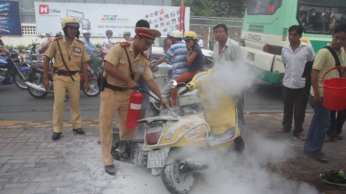 Lực lượng CSGT dùng bình CO2 dập lửa.