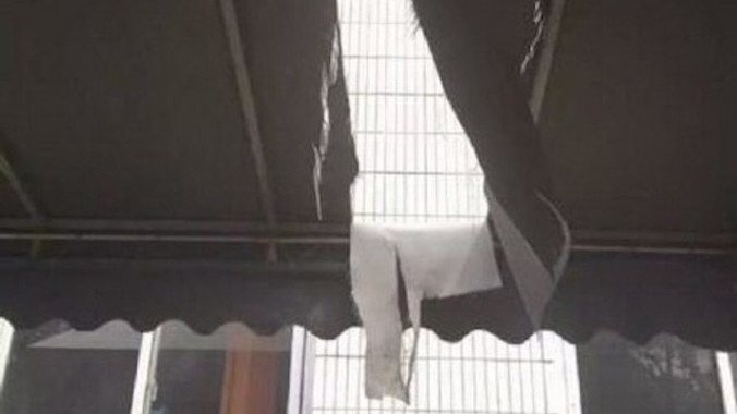 Cửa máy bay rơi trúng một nhà máy ở Thượng Hải.