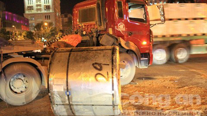 Thời điểm xảy ra vụ việc, hàng chục người đang dừng đèn đỏ tại giao lộ phải hốt hoảng bỏ xe tháo chạy, may mắn không có ai bị thương.