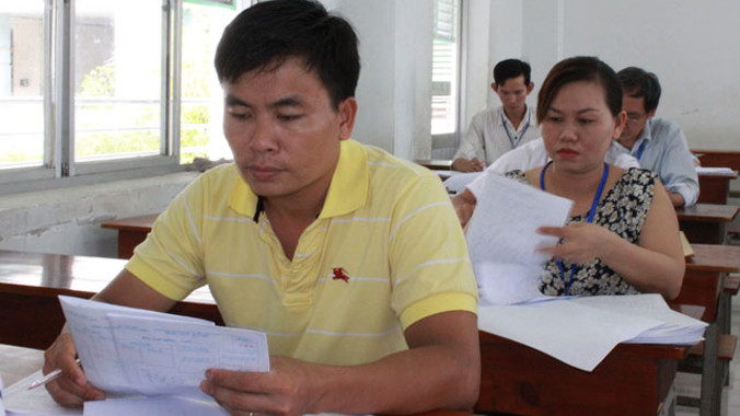 Các cán bộ đang chấm thi tại ĐH Công nghiệp Thực phẩm TP.HCM. Ảnh: Quốc Hải.