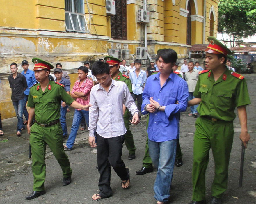 Hai bị cáo bị dẫn về sau phiên xử