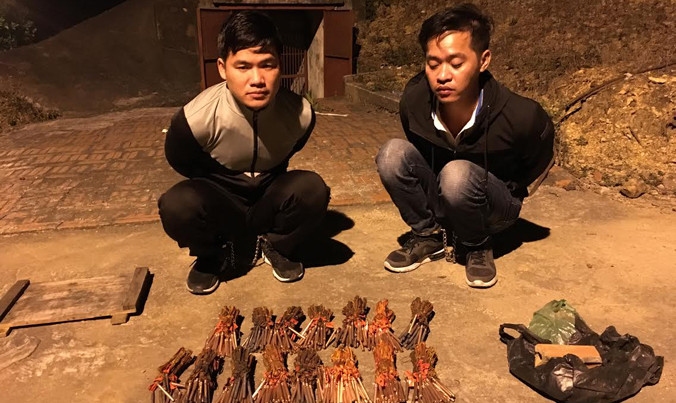 Đối tượng và tang vật vụ buôn nguyên kho thuốc nổ.