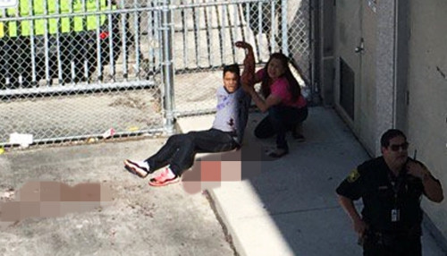 Một người đàn ông đang được hỗ trợ trong vụ xả súng sân bay hôm 6/1. Ảnh: Reuters.