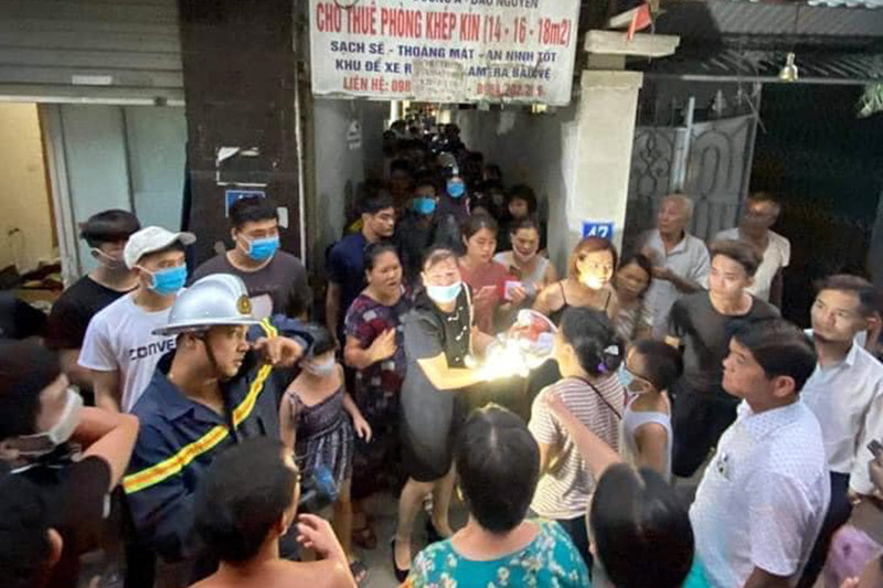 Hình ảnh bé sơ sinh được cứu ra ngoài. Ảnh Facebook.