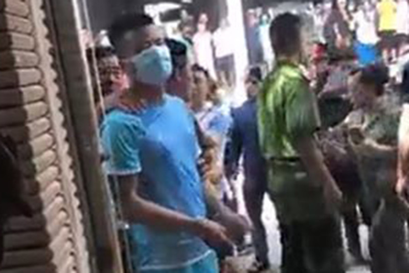 Công an đưa nam thanh niên đến tiệm vàng bị mất trộm.