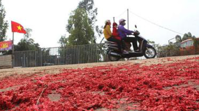 Xác pháo đầy đường ở xã Tề Lỗ, huyện Yên Lạc, Vĩnh Phúc sau đêm 30 Tết