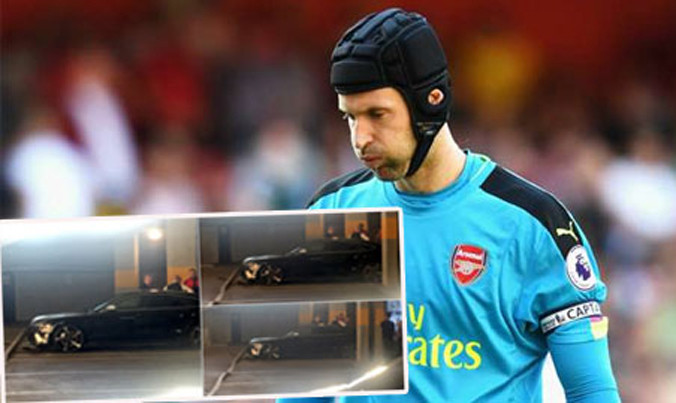 Thủ môn Petr Cech bị tai nạn ô tô sau trận thua Liverpool