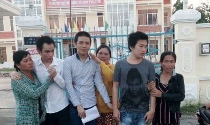 Ba thanh niên bên người mẹ của mình.