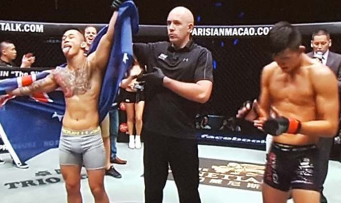 Trọng tài tuyên bố Martin Nguyen thắng cuộc.