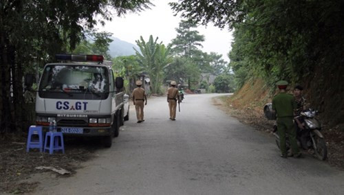 Tại các khu vực gần trung tâm huyện Bát Xát, đoạn qua xã Bản Vược, Trịnh Tường, công an lập các chốt chặn kiểm soát. Ôtô đi qua được yêu cầu dừng lại, kéo cửa kính để tổ công tác nhận diện người bên trong.