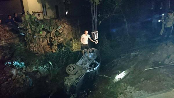 Chiếc xe hư hỏng nặng cùng tài xế tử vong dưới hố sâu. 