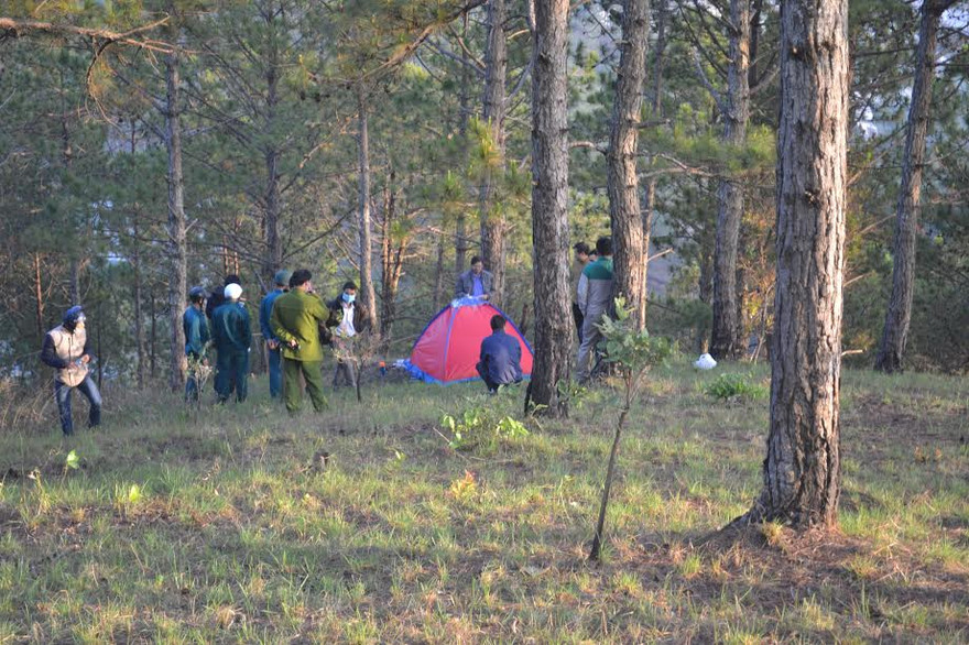 Cơ quan chức năng tiến hành khám nghiệm 