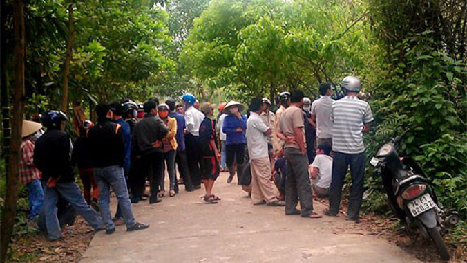 Người dân theo dõi lực lượng chức năng khám nghiệm hiện trường.