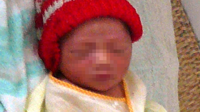 Cháu bé bị bỏ rơi trong thùng giấy được cứu sống.