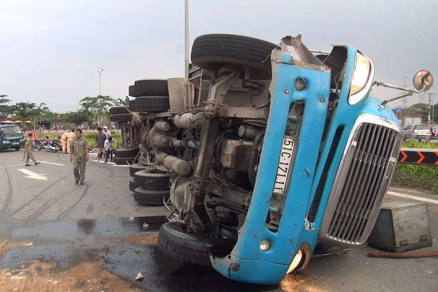 Hiện trường vụ tai nạn tại cầu vượt nút giao Tân Tạo vào chiều 1/12.