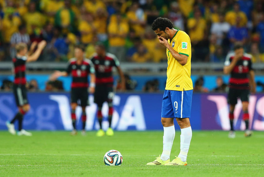 Brazil phải 5 lần giao bóng trong hiệp một