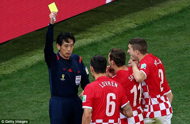 Trọng tài 'gây bão' ngày khai mạc cầm còi chung kết?