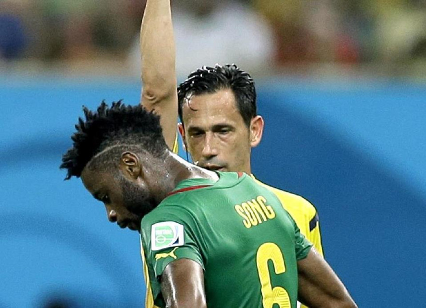 Chiếc thẻ đỏ nghi ngờ của Song 