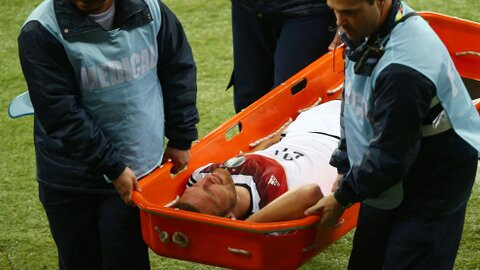 Mustafi rời sân trên cáng trong trận gặp Algeria