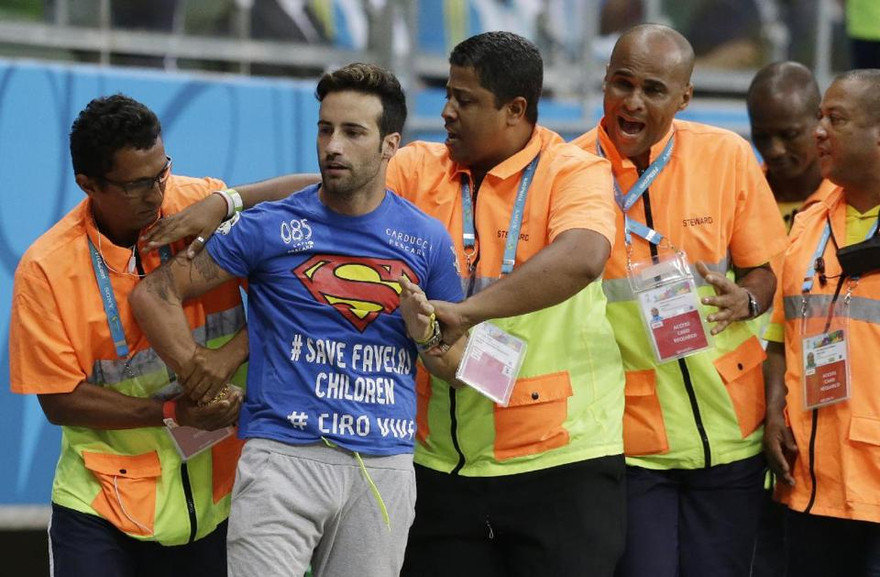 Thông điệp trên ngực áo của Ferrri được nhiều người chú ý