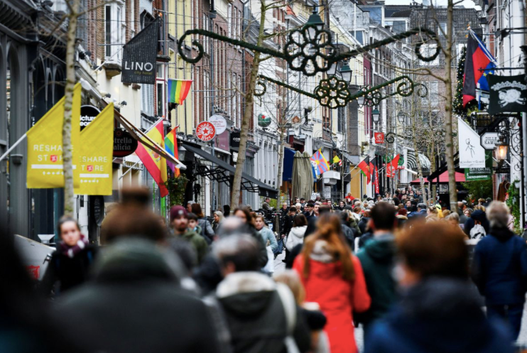 Người dân Hà Lan đi mua sắm trước khi chính phủ thông báo đợt phong toả đúng dịp Giáng sinh và năm mới. (Ảnh: Reuters)