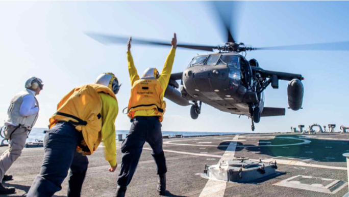 Một chiếc UH-60 Black Hawk cất cánh từ sàn tàu khu trục tên lửa USS Milius trên biển Nhật Bản. (Ảnh: US Navy)